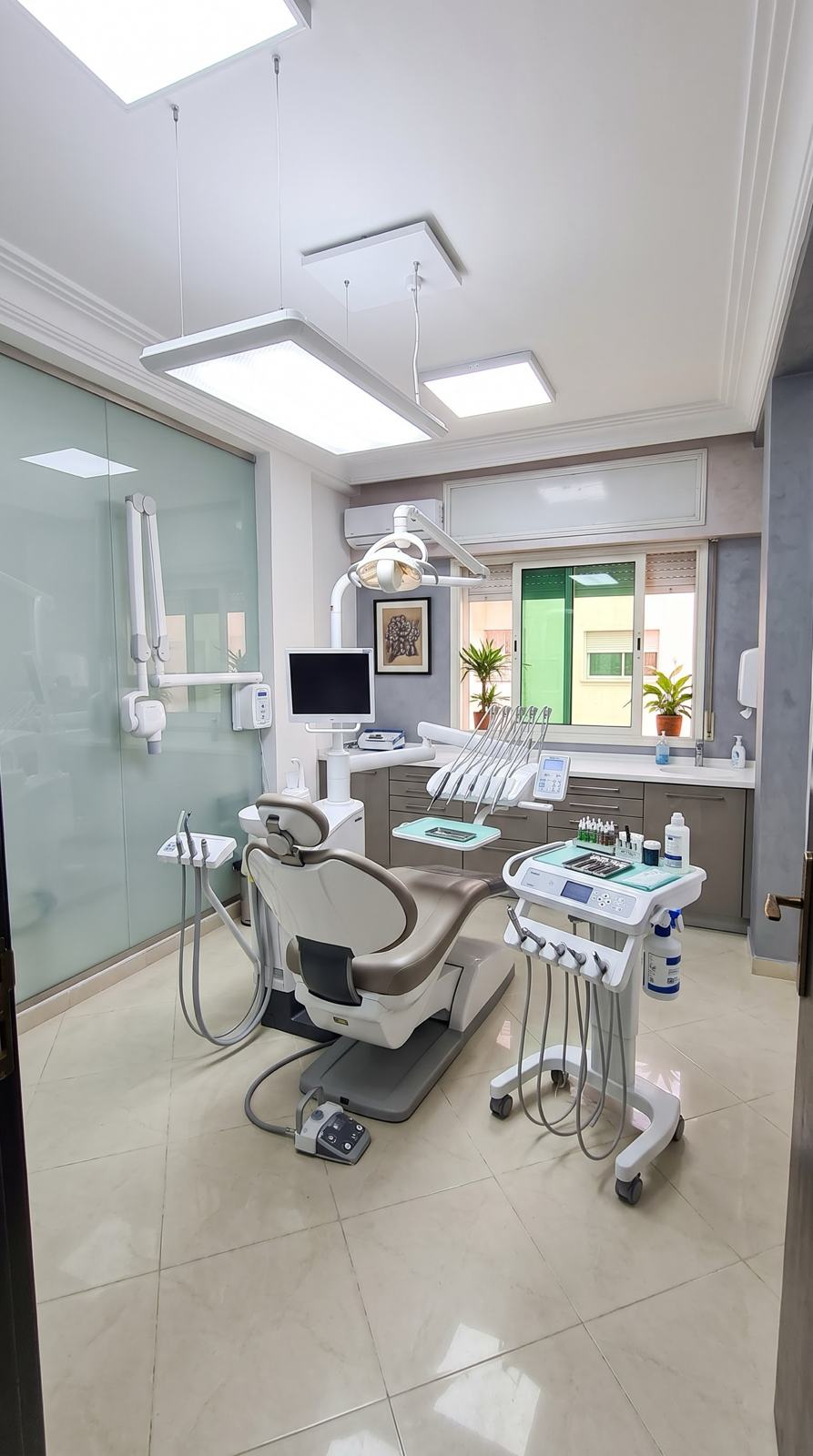 Salle de soins du cabinet dentaire à Benslimane